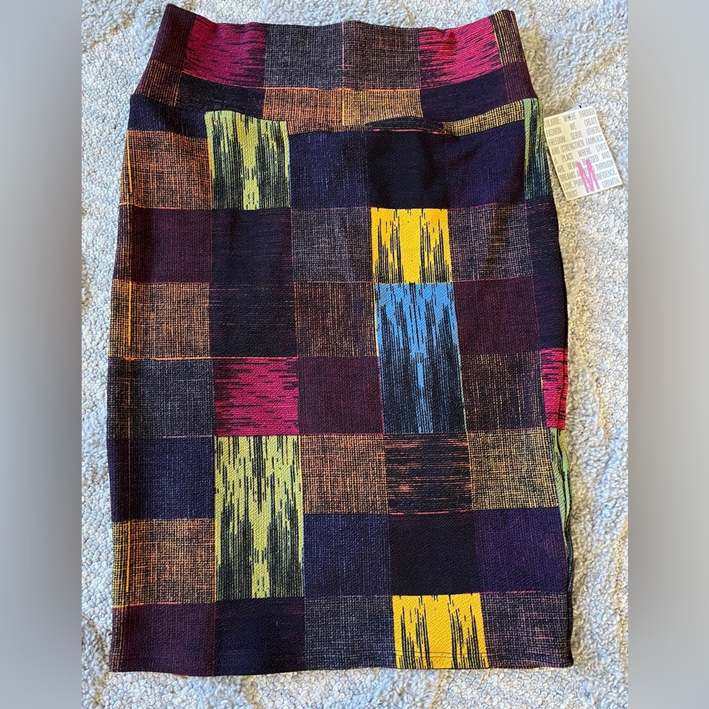 New with tags Lularoe Cassie pencil skirt size medium.